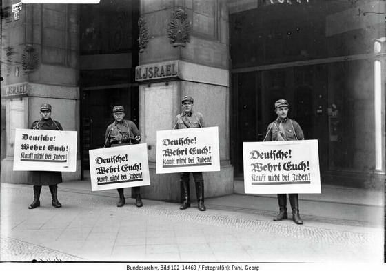 NS-Boykott gegen jüdische Geschäfte © BArch, Bild 102-14469 / Georg Pahl
