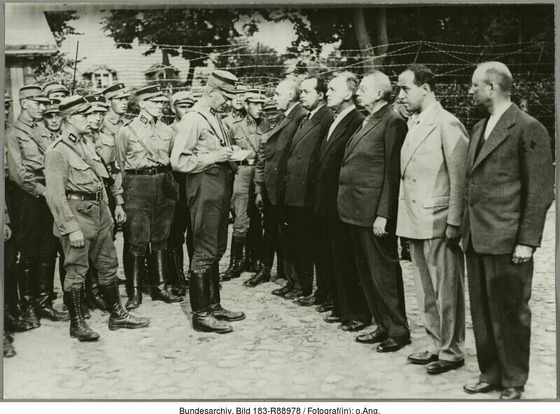 KZ Oranienburg, SA-Männer vor SPD-Häftlingen © BArch, Bild 183-R88978 / o. Ang.