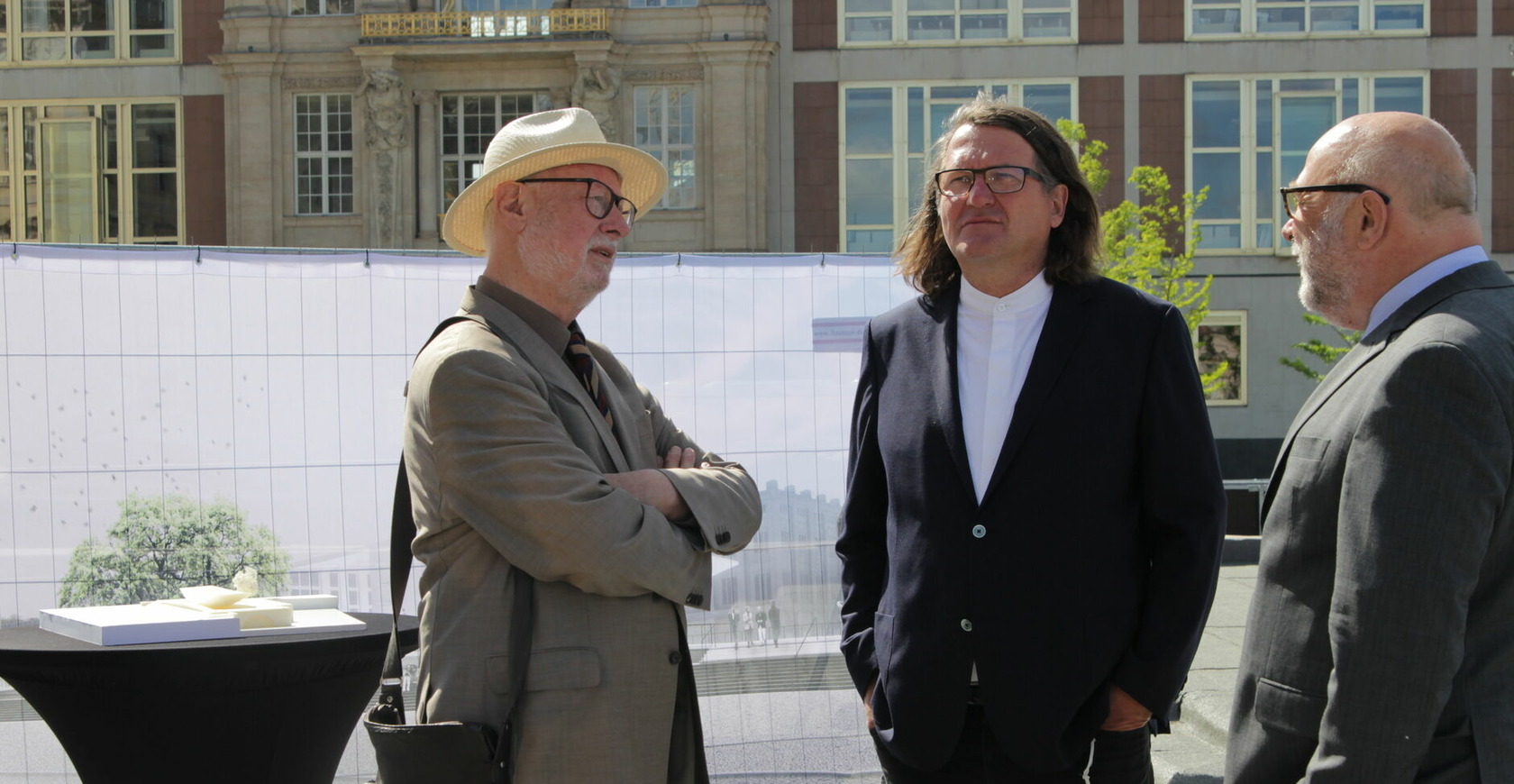 Architekt Johannes Milla (Mitte) zusammen mit den Denkmalsinitiatoren Florian Mausbach und Günter Nooke (v.l.n.r.)